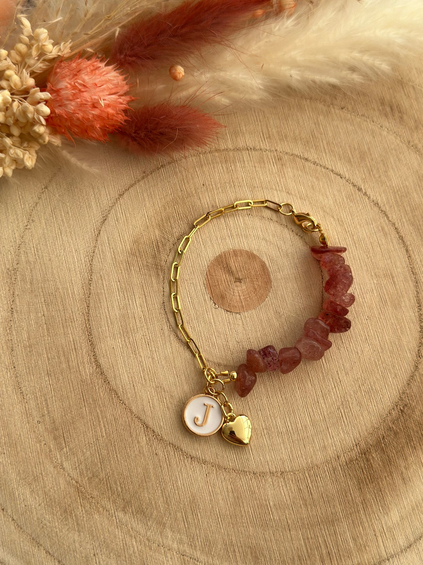 Personalisiertes Edelstein-Armband mit Buchstabenanhänger – Gold & Erdbeerquarz