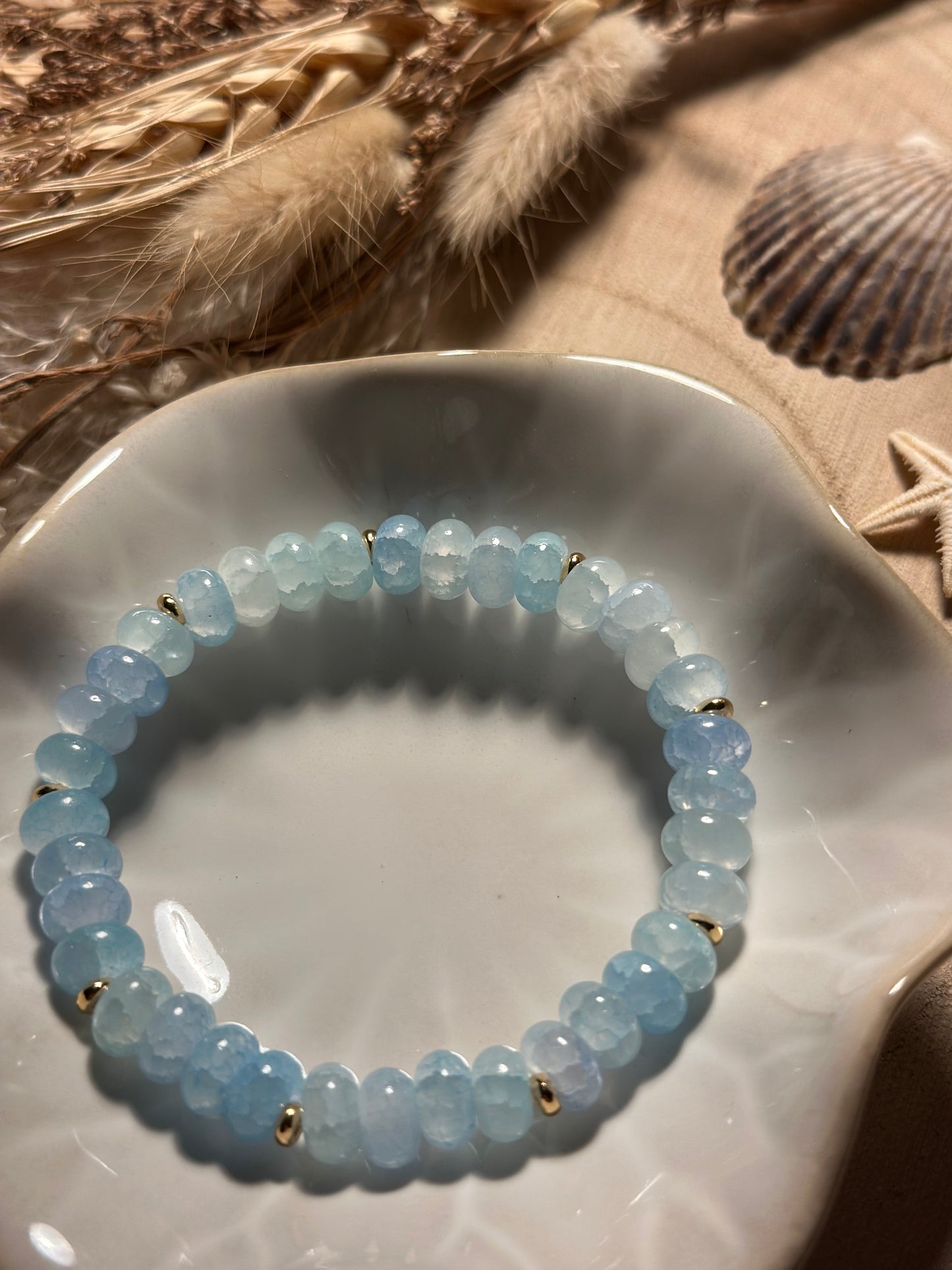 Handgemachtes Aquamarin-Armband mit Facettenschliff und goldfarbenen Akzenten