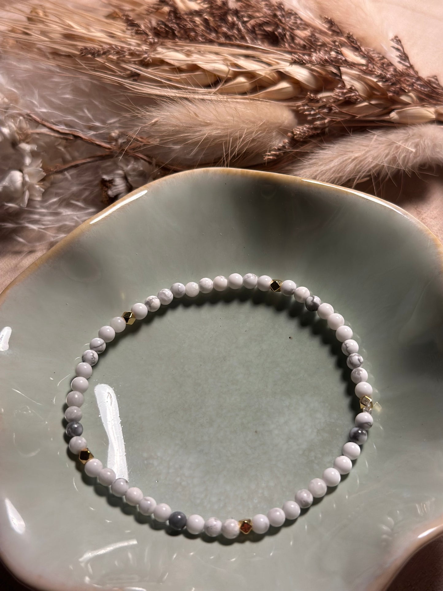 Handgemachtes Armband aus weißem Howlith mit goldfarbenen Akzenten