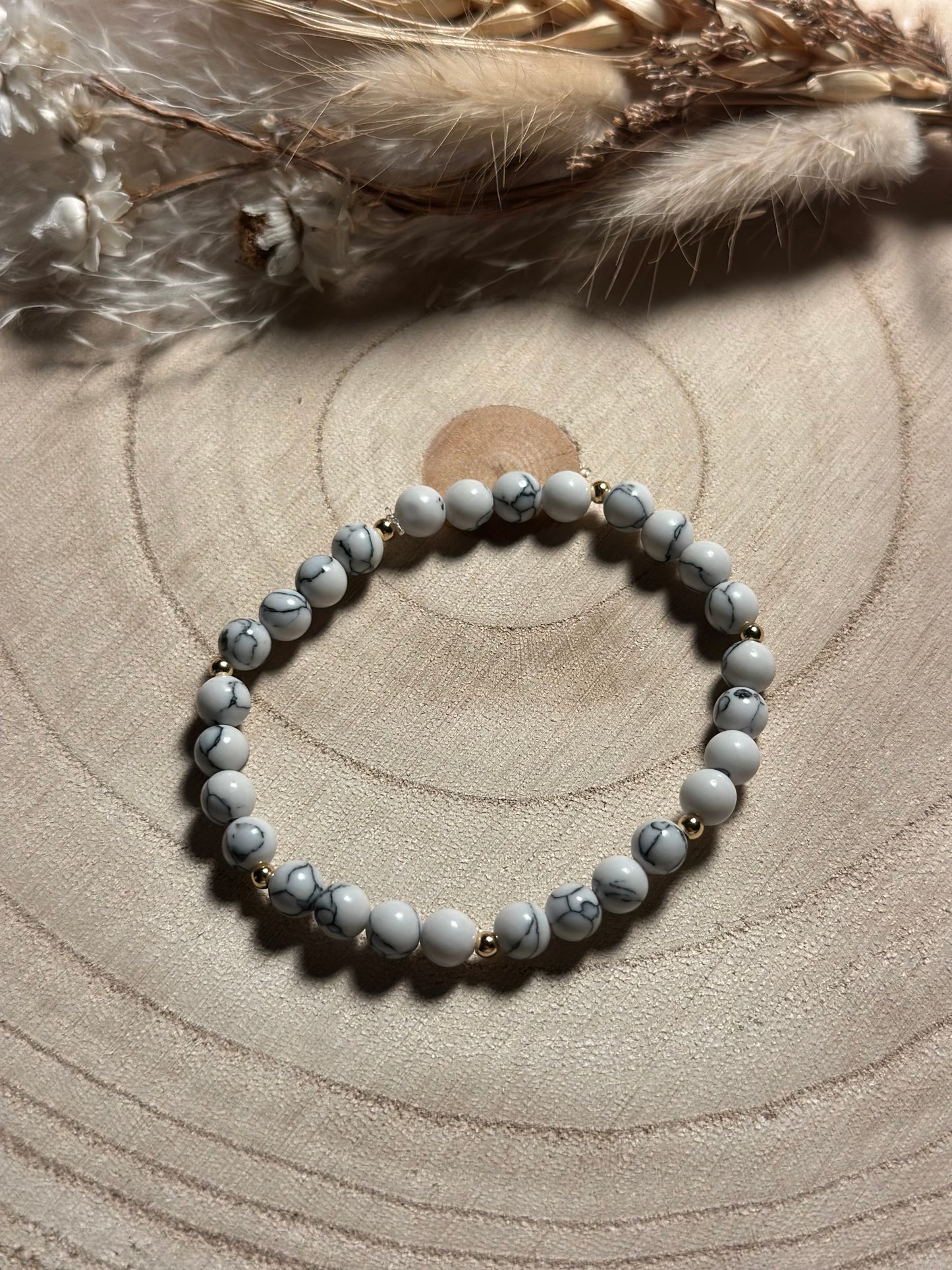 Handgemachtes Armband aus weißem Howlith mit goldfarbenen Akzenten