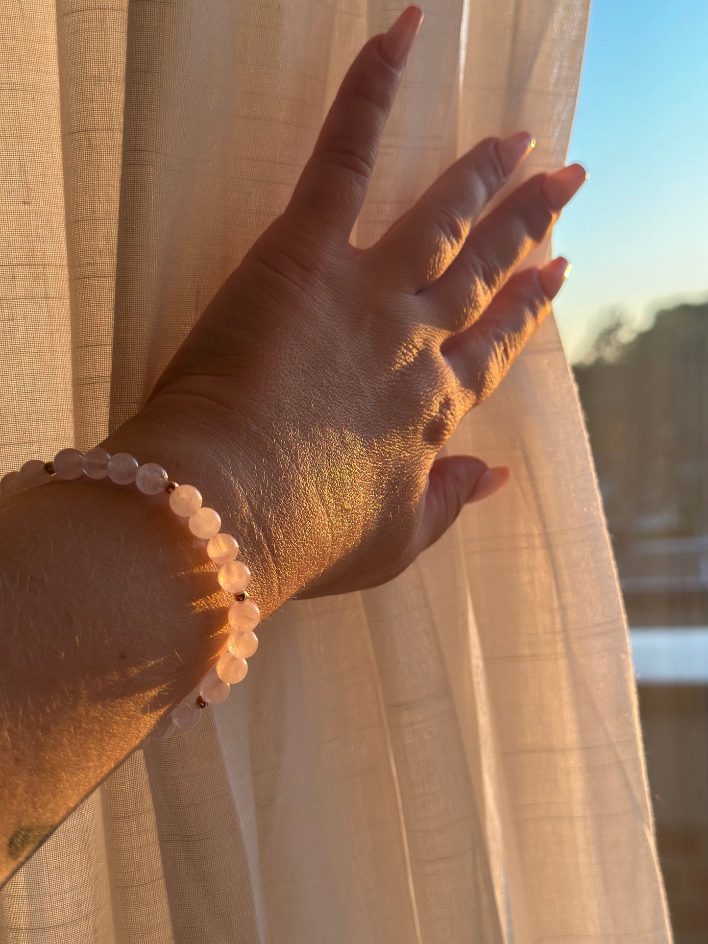 Handgemachtes Armband mit Rosenquarz Perlen und goldfarbenen Akzenten