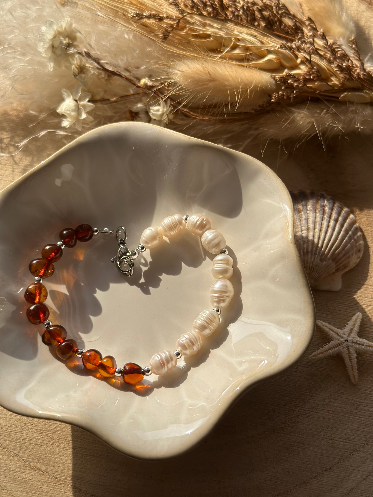 Armband mit Süßwasserperlen & Bernstein – maritimer Schmuck im Boho-Stil