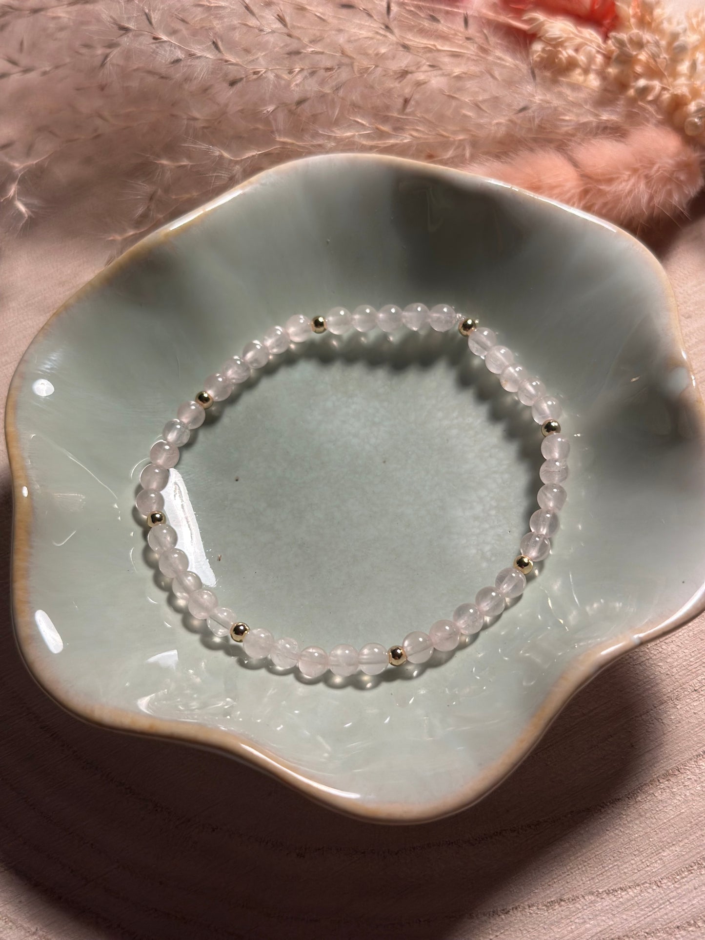 Handgemachtes Armband mit Rosenquarz Perlen und goldfarbenen Akzenten