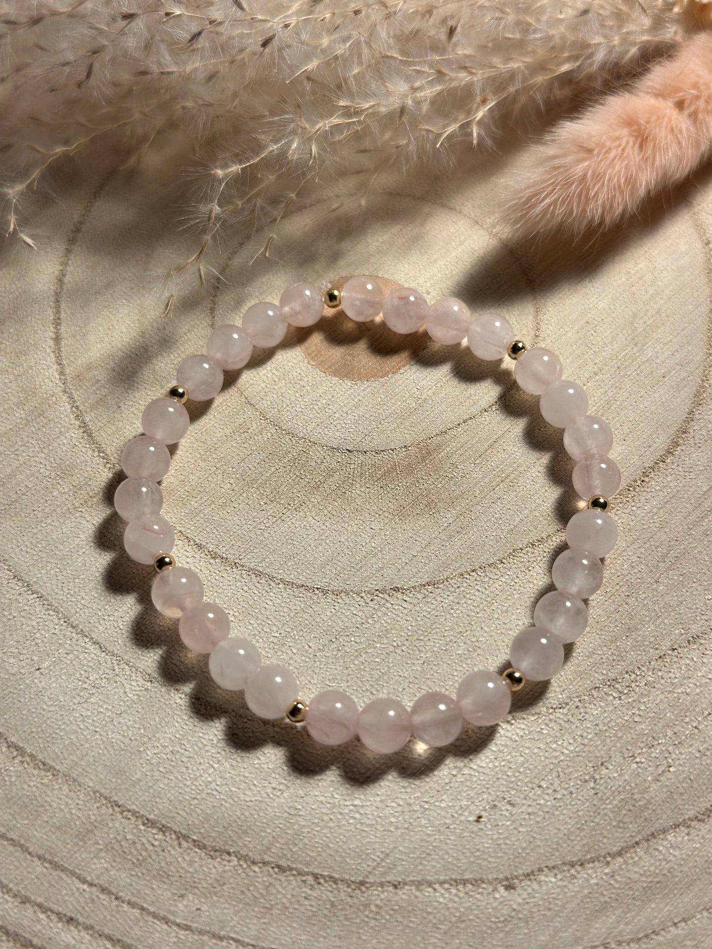 Handgemachtes Armband mit Rosenquarz Perlen und goldfarbenen Akzenten