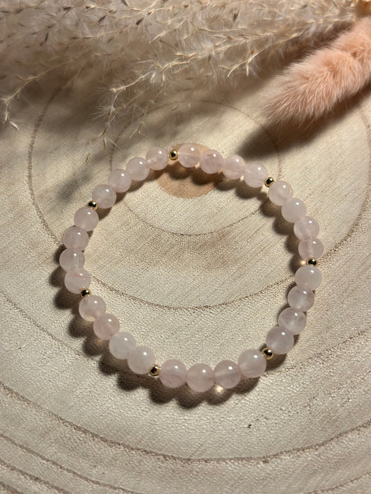 Handgemachtes Armband mit Rosenquarz Perlen und goldfarbenen Akzenten