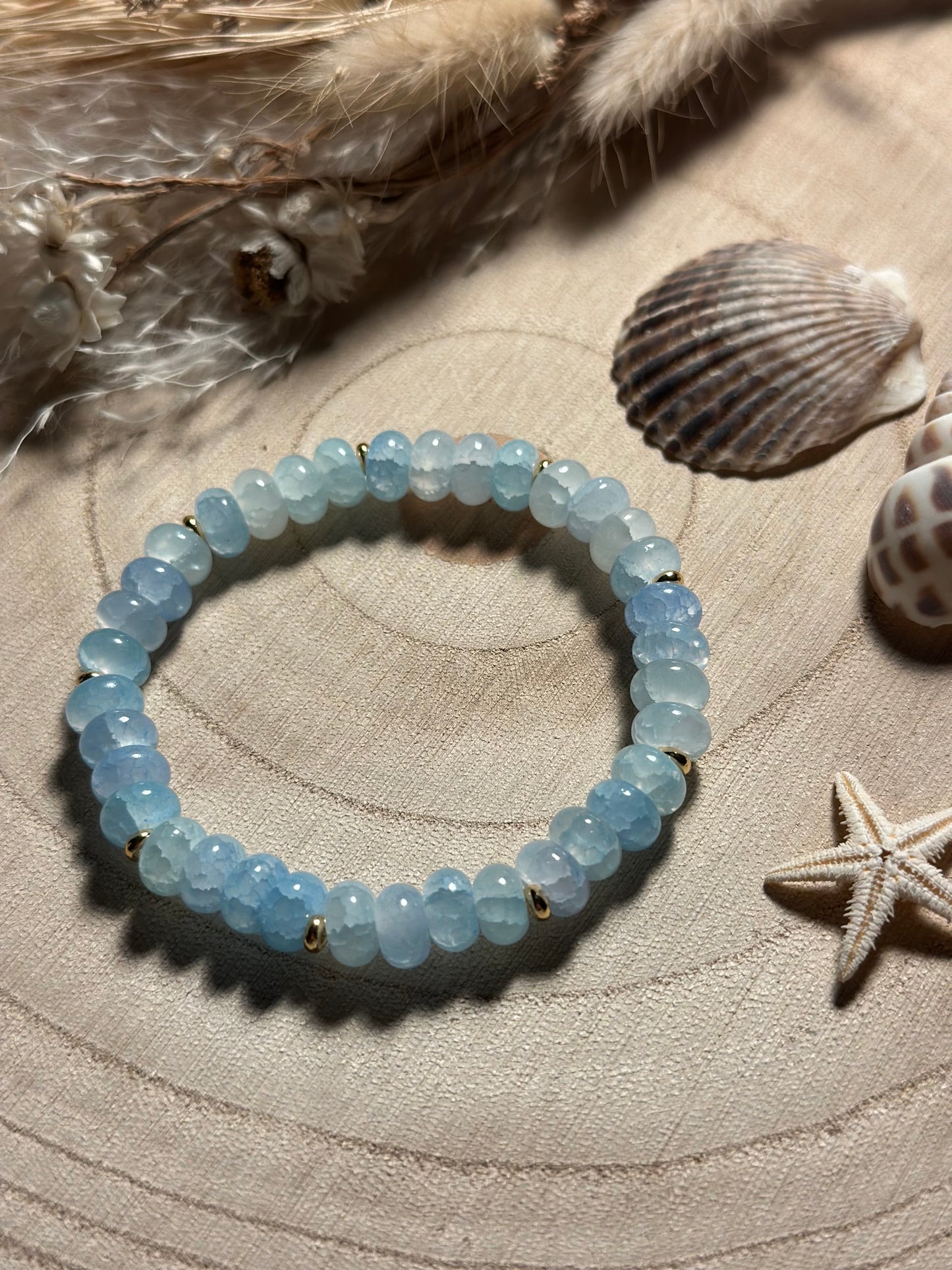 Handgemachtes Aquamarin-Armband mit Facettenschliff und goldfarbenen Akzenten