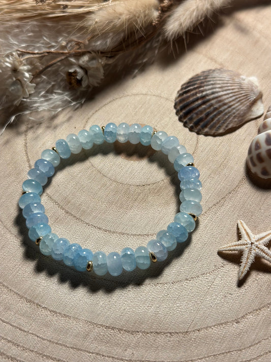 Handgemachtes Aquamarin-Armband mit Facettenschliff und goldfarbenen Akzenten