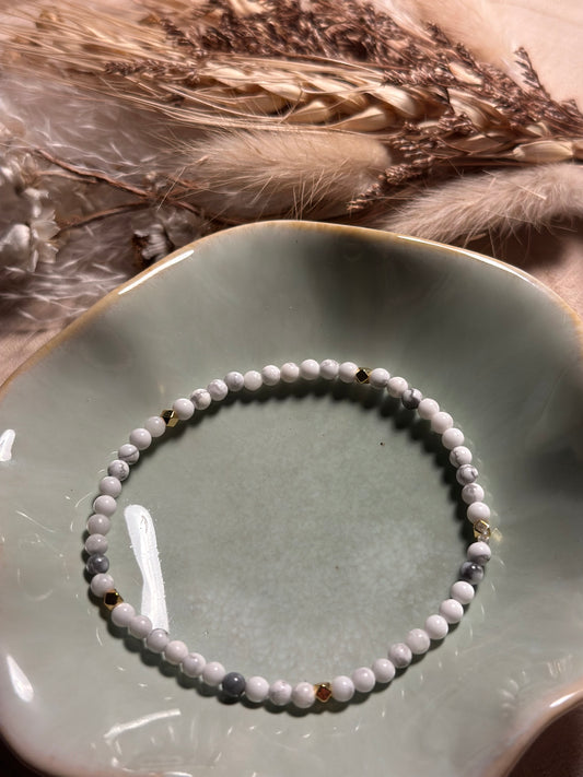 Handgemachtes Armband aus weißem Howlith mit goldfarbenen Akzenten